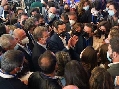 El presidente del partido del PP, Alberto Núñez Feijóo, y el presidente de la Junta de Andalucía, Juanma Moreno, saluda a los periodistas al final del congreso, esta mañana en Sevilla.