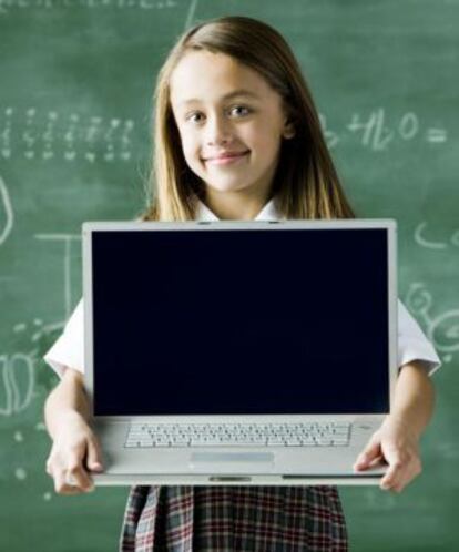 La tecnología es clave, pero, según los expertos, no puede sustituir a los docentes. Tampoco, de momento a los libros.-