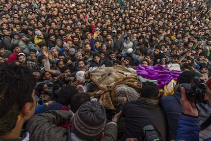 Una multitud asiste en Kulgam (Cachemira al entierro de Umar Ganie, un comandante rebelde fallecido en un tiroteo con las fuerzas indias, durante su funeral en (India), el 25 de noviembre de 2018. Seis milicianos y un soldado del ejército indio murieron en una batalla armada en Shopian, cuando las fuerzas indias sitiaron una aldea en el distrito sur de Cachemira, el 24 de noviembre de 2018.