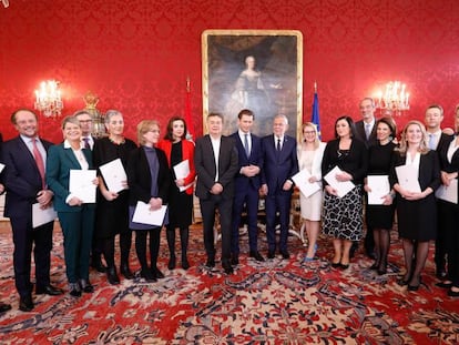 El canciller austriaco, el conservador Sebastian Kurz (centro), entre el vicecanciller verde, Werner Kogler (a su derecha) y el presidente del país, Alexander Van der Bellen, con los miembros del nuevo Gobierno tras la toma de posesión, este martes en Viena.