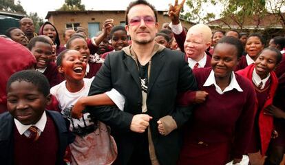 El cantante del grupo U2, Bono, en un colegio de Lesotho.