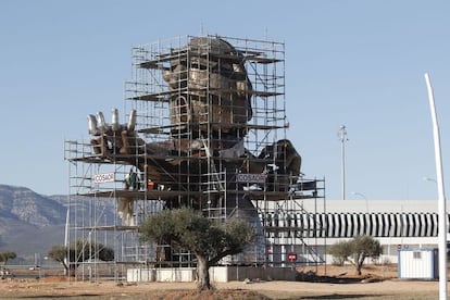 Estatua inspirada en Carlos Fabra que se está montando en el aeropuerto de Castellón.