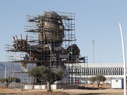 Estatua inspirada en Carlos Fabra que se está montando en el aeropuerto de Castellón.