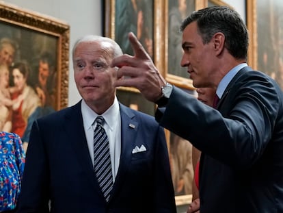 El presidente del Gobierno español, Pedro Sánchez, a la derecha, con el presidente de Estados Unidos, Joe Biden, en el museo del Prado el pasado miércoles.
