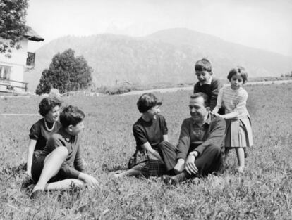 Agosto de 1981. Giulio Andreotti, por entonces ministro de Defensa, pasa unos días de vacaciones con su familia en Courmayeur, Valle de Aosta (Italia).