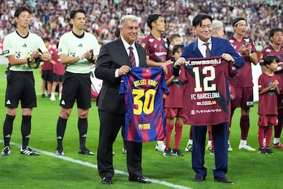 El presidente del Barcelona, Joan Laporta, junto al presidente de Rakuten, Hiroshi Mikitani