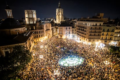 Vista general de la plaza de la Virgen de Valencia durante la marcha.