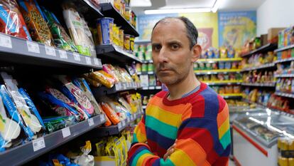 Julio Basulto, autor del libro 'Come mierda', en un supermercado de Barcelona ante varios productos insanos.