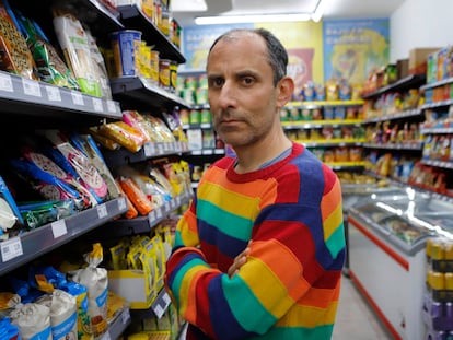 Julio Basulto, autor del libro 'Come mierda', en un supermercado de Barcelona ante varios productos insanos.