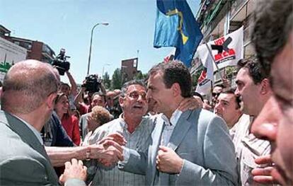 José Luis Rodríguez Zapatero saluda a simpatizantes del PSOE en Villaverde (Madrid), ayer.