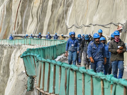 Trabajadores de la construcción en una presa de Pakistán, en febrero de 2022.