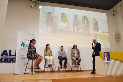 Lorena Benavente, Jesús Inarejos, Carlota Martín y Caroline Reyes, cuatro supervivientes de cáncer infantil, en el acto de la Asociación Infantil Oncológica de Madrid (ASION).