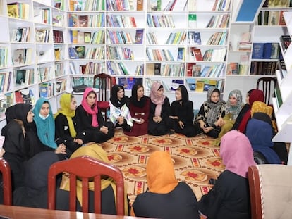 A group of Afghan women at one of Zan Library's cultural workshops. Photo courtesy of the library.