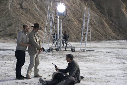 Paco Cabezas dirige, en Almería, a Timothy Dalton y Josh Hartnett.
