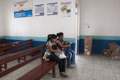 Dos mujeres esperan ser atendidas en el Centro de Salud de Pueblo Nuevo, aldea del departamento de Mazatenango, Suchitepequez. La crisis económica que afecta al servicio público de salud ha obligado a sus usuarios a costear el precio de los medicamentos. 