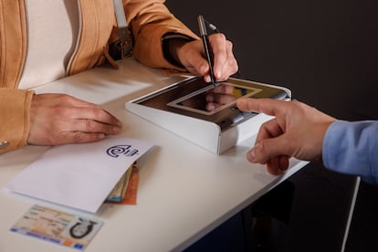 Entrega de dinero a través de Correos.