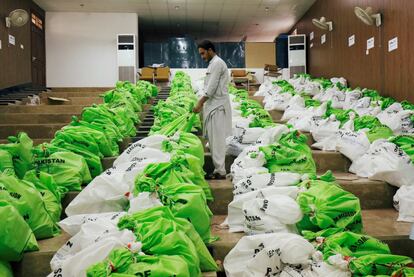 Un trabajador prepara sacos con materiales electorales para distribuirlos entre los trabajadores electorales en Peshawar (Pakistán).  