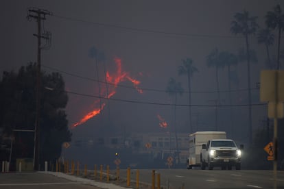 El Departamento de Policía ha enviado a 100 agentes a auxiliar en la evacuación de 10.000 residencias y 15.000 negocios y tiene a otros 60 efectivos a la espera por si las circunstancias empeoran. Las autoridades han habilitado también un par de albergues que están recibiendo a personas desalojadas y animales domésticos.