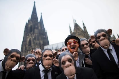 Un grupo de personas con caretas de mono en el carnaval de Colonia, Alemania.