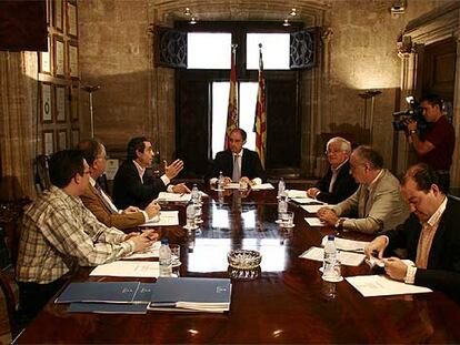 Francisco Camps y varios miembros del Consell durante su reunión de ayer en el Palau de la Generalitat.