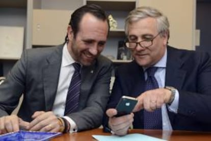 El presidente de Baleares, José Ramón Bauzá (i), conversa con el comisario europeo de Industria, Antonio Tajani.