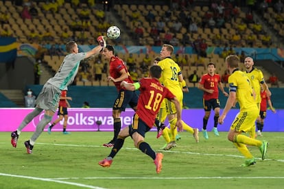 El portero de Suecia, Robin Olsen, despeja el balón ante el jugador de España, Gerard Moreno.