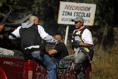 Miembros de autodefensa detienen a un hombre (c) vinculado a un cártel de la droga, en Parácuaro en el estado de Michoacán (México), 4 de enero de 2014.