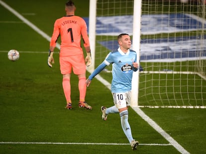 Iago Aspas celebra su gol de penalti al Cádiz este lunes en Balaídos.