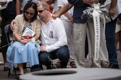 Jumarie Querimit Catman sostiene, durante el homenaje a las víctimas del 17-A, una foto de su hijo Julian, asesinado en el atentado terrorista