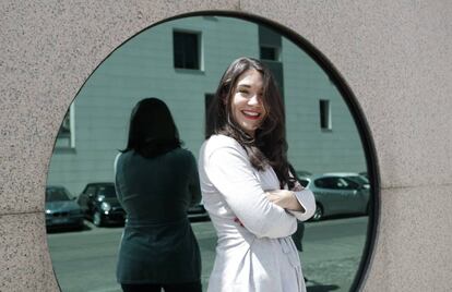 La ilustradora Lola Vendetta frente al edificio de EL PAÍS.