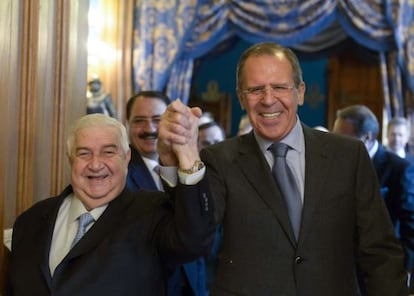 El ministro de Exteriores sirio, Wallid al Muallem, a la izquierda, junto su hom&oacute;logo ruso, Sergei Lavrov, en Mosc&uacute;. 