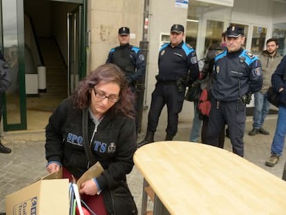 María del Pilar saca sus enseres ante la vigilancia policial