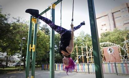 María Juárez, presidenta del club de calistenia Las Balkyrias, en el parque Poza de la Sal, en Villa de Vallecas.