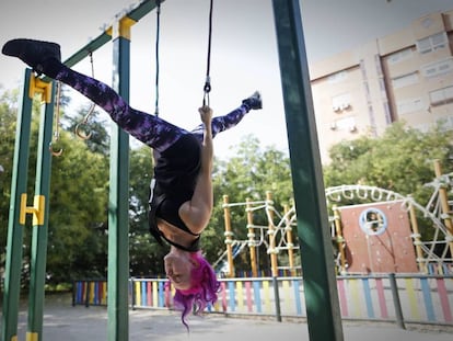 María Juárez, presidenta del club de calistenia Las Balkyrias, en el parque Poza de la Sal, en Villa de Vallecas.