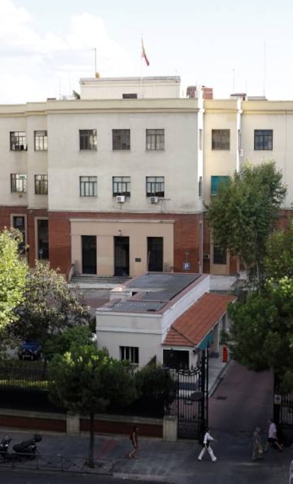 Vista parcial de las antiguas instalaciones de Defensa en la calle de Raimundo Fernández Villaverde.