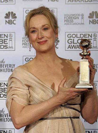 La intrprete estadounidense Meryl Streep sonre mientras sostiene el Globo de Oro a la mejor actriz en comedia o musical por su papel en &#39;El diablo viste de Prada&#39;. Streep ha elogiado en su discurso a sus colegas femeninas y ha explicado que "este ha sido un a?o divertidsimo".