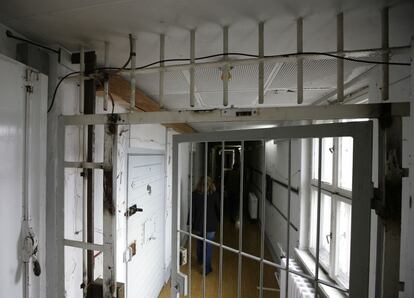La puerta de barrotes que se ve en la imagen era el acceso a la zona de enfermería de la prisión. Esta planta del edificio fue abierta al público por primera vez en septiembre de este año, 10 años después de la inauguración de este museo de la Stasi.