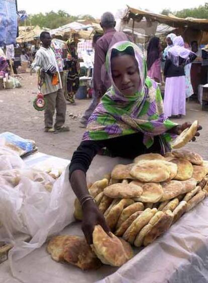 Una mujer vende pan en Sudán. Intermón opina que los países ricos da con una mano lo que te quitan con la otra.