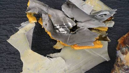 Uno de los chalecos salvavidas del avión, recuperado del mar por las Fuerzas Armadas egipcias.