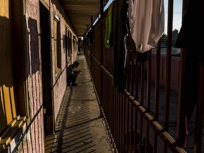 Un migrante hondureño espera en el interior del albergue Posada del Migrante, en la ciudad de Mexicali, el 6 de enero.