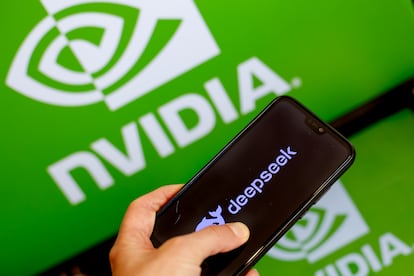 El logotipo de Nvidia visto en dos pantallas de ordenador junto al de DeepSeek en un móvil.