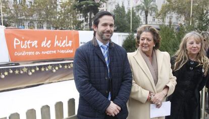 El Presidente de la Asociación de Comerciantes del Centro Histórico, Rafael Torres; la alcaldesa, Rita Barberá y la concejal de Comercio, Mª Jesús Puchalt, frente a la pista de hielo este viernes.