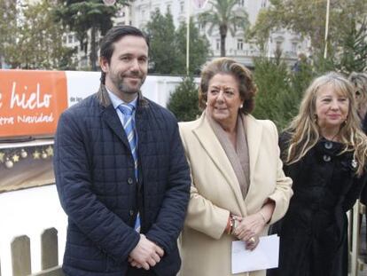 El Presidente de la Asociaci&oacute;n de Comerciantes del Centro Hist&oacute;rico, Rafael Torres; la alcaldesa, Rita Barber&aacute; y la concejal de Comercio, M&ordf; Jes&uacute;s Puchalt, frente a la pista de hielo este viernes.