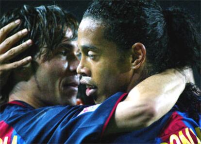 Ronaldinho se abraza a Luis García tras el gol de éste.