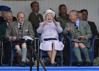 Escocia es uno de los refugios preferidos de la reina británica. En la foto, con su marido Felipe de Edimburgo y su hijo Carlos, vestidos con el tradicional tartán.