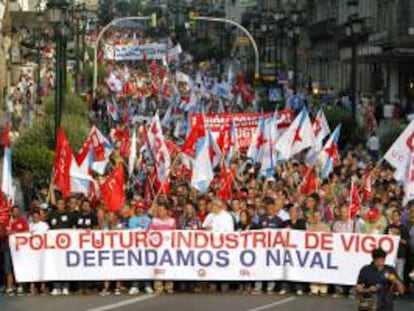 Miles de personas se han manifestado por las calles de Vigo, 40.000 según los sindicatos convocantes CIG, CCOO y UGT, para reclamar hoy a la Comisión Europea una "solución justa" para el expediente del tax-lease que garantice el futuro para el sector naval. La unanimidad de los días previos se ha reflejado también en esta manifestación, donde se han dejado ver representantes de todas las formaciones políticas, incluidos el secretario general del PSdeG, Pachi Vázquez, y el portavoz nacional del BNG, Xavier Vence, no así de las patronales, que habían declarado su apoyo a la protesta.