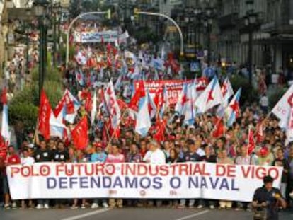 Miles de personas se han manifestado por las calles de Vigo, 40.000 según los sindicatos convocantes CIG, CCOO y UGT, para reclamar hoy a la Comisión Europea una "solución justa" para el expediente del tax-lease que garantice el futuro para el sector naval.  La unanimidad de los días previos se ha reflejado también en esta manifestación, donde se han dejado ver representantes de todas las formaciones políticas, incluidos el secretario general del PSdeG, Pachi Vázquez, y el portavoz nacional del BNG, Xavier Vence, no así de las patronales, que habían declarado su apoyo a la protesta.