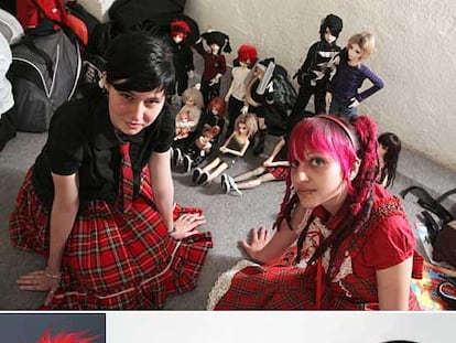 Arriba, dos adolescentes durante el Salón del Manga celebrado el mes pasado en Madrid. Abajo, dos <i>ball jointed dolls</i> (BJD), muñecas articuladas que, llegadas de Japón, Corea y China, hacen furor en Occidente.