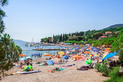 Bañistas en la playa de Icici, cerca de la ciudad de Opatija.