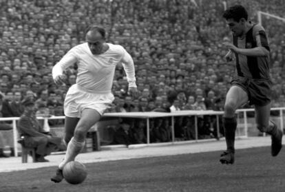 Alfredo di St&eacute;fano, en un partido contra el Barcelona en 1962.